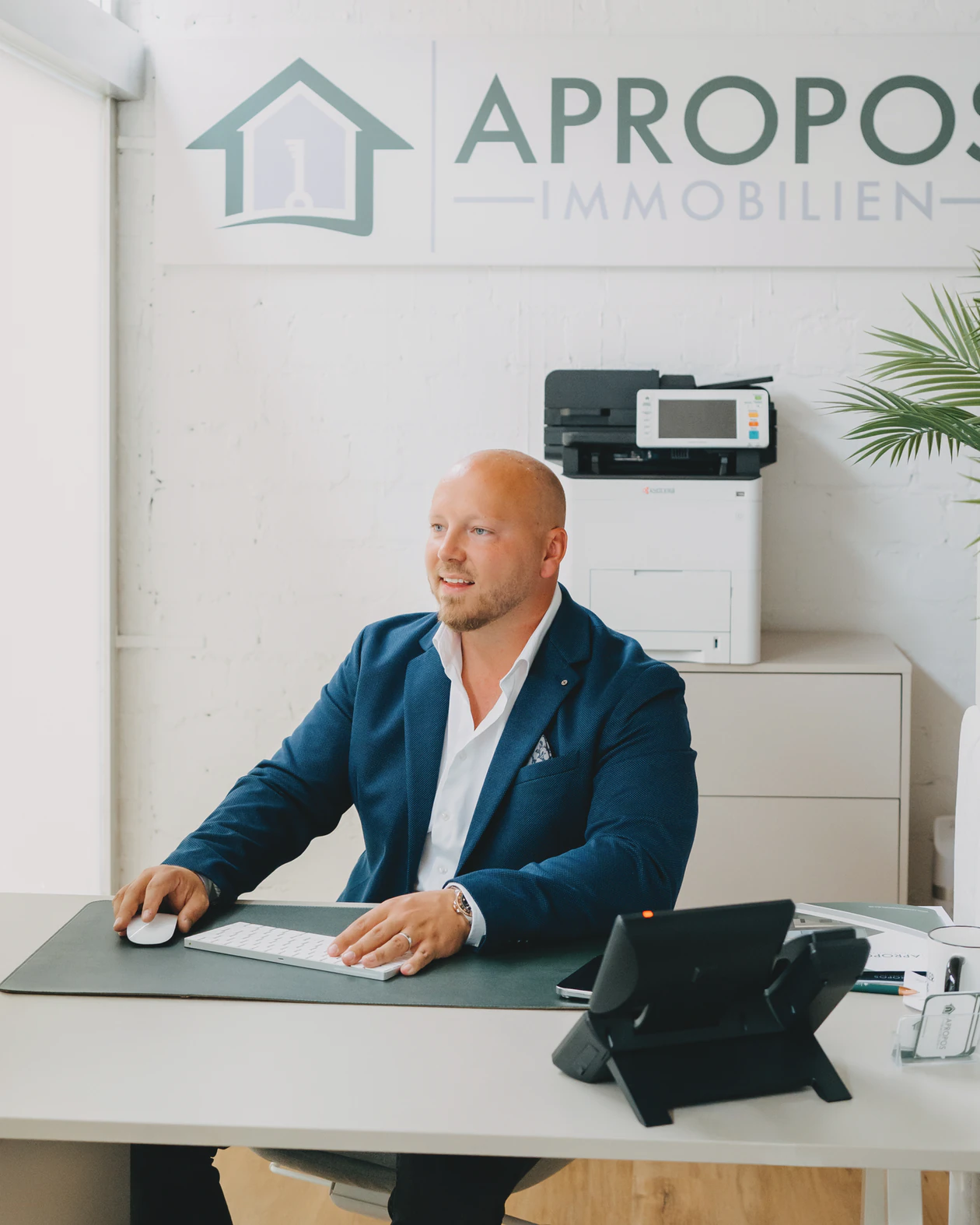 Marius Rentzsch am Schreibtisch im Büro von APROPOS Immobilien