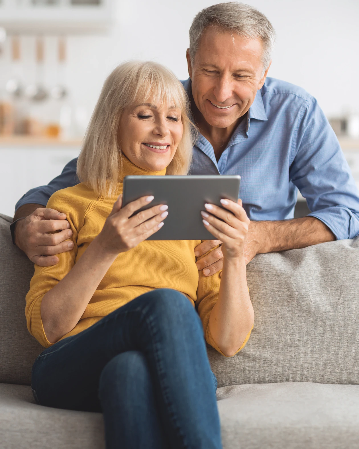 Paar sieht sich auf dem Tablet Informationen zu einer Immobilie an